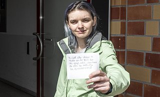 Ein Stein übernahm über Wochen hinweg die Arbeit der digitalen Türöffnungsanlage: Luna Hoffmann informiert über einen Zettel ihre Nachbarn, dass der Stein in der Tür bleiben muss, da sie sonst ihr Haus in Bielefeld nicht betreten kann. - Jörg Dieckmann