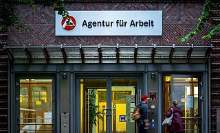 2022 nahmen 481.000 Menschen, die Bürgergeld bekommen haben, einen Job im ersten Arbeitsmarkt auf. - Sina Schuldt/dpa
