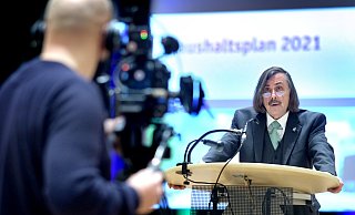 Morkes bei seiner Haushaltsrede, die er im ansonsten leeren Saal der Stadthalle gehalten hat. - Andreas Frücht