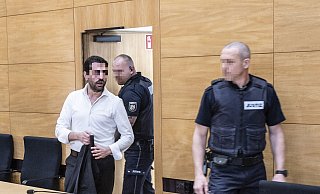 Der im Fall Nimani Angeklagte Hüseyin A. (l.) wird von Justizbeamten zur Anklagebank im Bielefelder Landgericht geführt. - Jörg Dieckmann Der im Fall Nimani Angeklagte Hüseyin A. (l.) wird von Justizbeamten zur Anklagebank im Bielefelder Landgericht geführt. - Jörg Dieckmann