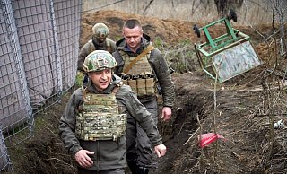 Wolodymyr Selenskyj (l), Präsident der Ukraine, besucht die vom Krieg betroffene Region Donezk im Osten der Ukraine. - Foto: Uncredited/Ukrainian Presidential Press Office/AP/dpa