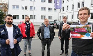 Melih Eksi (Benteler Steel/Tube, v. l.), Clea Stille (DGB), Manfred Block (Betriebsratsvorsitzender Benteler Steel/Tube), Konrad Jablonski und Felix Eggersglüß (beide IG Metall Paderborn) werben für die Online-Petition. - Mareike Gröneweg