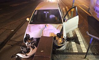 Der schwer demolierte Polo musste abgeschleppt werden. - Polizei Bielefeld