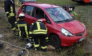 Feuerwehrleute haben den Wagen angehoben, um die Beifahrertür öffnen zu können. - Andreas Eickhoff