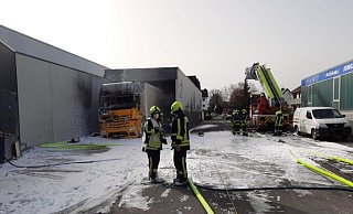 Der Lkw ist im Anlieferungsbereich aus bisher unbekannten Gründen in Brand geraten. - Raphael Athens