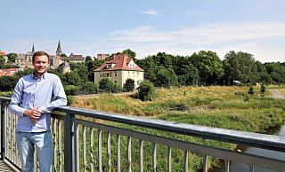 Touristiker Lucas Simon auf der Diemelbrücke in der Altstadt zwischen Südansicht und Diemel. - Simone Flörke