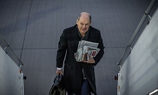 Bundeskanzler Olaf Scholz (SPD) auf dem Weg zum EU-Westbalkan-Gipfel in Albanies Hauptstadt Tirana - seine Regierung macht bei den Wählern derzeit keine so gute Figure. - Michael Kappeler/dpa