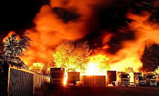 Der Großbrand bei der Recyclingfirma Kriehme ging in die Geschichtsbücher der Bielefelder Feuerwehr ein - die Größte von 16 Taten, die die Kripo dem Brandstifter-Trio vorwirft. - FOTO: JENS TRAUTMANN