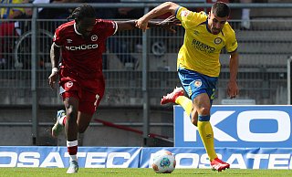 Benjamin Boakye (l.), hier gegen Braunschweigs Fabio Di Michele Sanchez, war als rechter Verteidiger einer der besten Arminen. - IMAGO/regios24