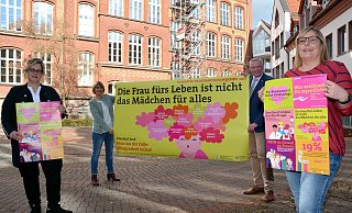 Barbara Fien, Claudia Pelz-Weskamp, Daniel Hartmann und Silke Winter-Schrader zeigen die Plakate der „Plakativen Frauenaktionswochen 2021". - Thomas Kube