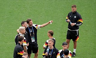Die deutsche Fußball-Nationalmannschaft vor dem Achtelfinale auf dem Rasen des Dortmunder Stadions. - Marcus Brandt/dpa
