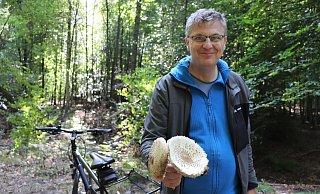 Wolfgang Tietz aus dem Kreis Gütersloh ist Pilzsachverständiger. Er warnt vor den giftigen Gefahren beim Pilzesammeln im Wald. - Marion Pokorra