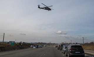 An der Grenze zwischen Polen und der Ukraine bildeten sich lange Schlangen aus Autos Pkw und Bussen. - picture alliance / abaca