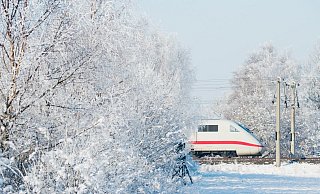 Die Bahn rät von nicht zwingend notwendigen Reisen auch in NRW ab. - picture alliance / dpa