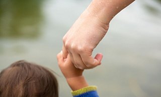 2022 bezogen nach Angaben des Statistischen Bundesamtes gut 1,8 Millionen Personen Elterngeld, die Mehrzahl davon Frauen. - Fernando Gutierrez-Juarez/dpa