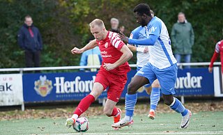 Freud und Leid: Während Lennard Wüllner (l.) das zwischenzeitliche 1:0 für RWK erzielte, sah Herfords Chalier Menie kurz vor Schluss die gelb-rote Karte. - Yvonne Gottschlich