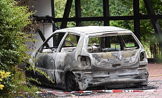Von dem Polo ist nur noch ein Schrotthaufen übrig geblieben. Zuletzt hatte Mitte Juni an der Brucknerstraße ein Auto gebrannt. - Andreas Eickhoff