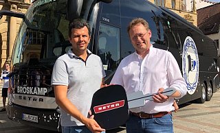 Zur Freude von Manager Samir Arabi (l.) fährt Heinz Bröskamp auch die Fußballer von Arminia Bielefeld – künftig zu Bundesligaspielen. - Privat