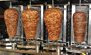 Im Mai hatte die Staatsanwaltschaft Paderborn gegen einen Produzenten von Dönerspießen Anklage erhoben. - picture alliance / imageBROKER (Symbolbild)