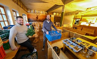 Wladimir Gegelmann (links) und Max Artemkin im Heeper Landhaus. Am Wochenende verkaufen sie hier Teller, Tassen und Stühle. - Andreas Zobe