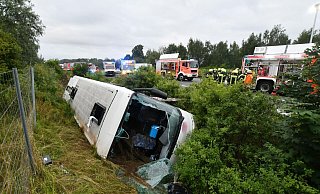 Einsatzkräfte arbeiten am Samstagmorgen an der Unfallstelle bei Peine. - Ralf Büchler/dpa