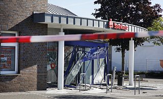 In der Kreissparkasse an der Österwieherstraße in Verl im Kreis Gütersloh wurde ein Geldautomat gesprengt. Es ist nicht der erste Automat in Verl. - Thoering33161 Hoevelhof