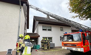 Über die Drehleiter kontrolliert die Paderborner Feuerwehr die Solaranlage auf dem Dach des Hauses. - Ralph Meyer