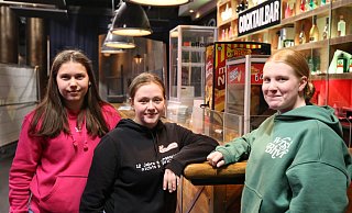 Charlotte Sigge, Johanna Wörmann und Emily Koch, Vertreterinnen des Ravensberger Gymnasiums, freuen sich, dass die Abiparty doch noch stattfindet. - Lena Kley
