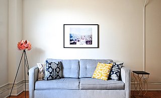 Am frühen Morgen entdecke ein Mitarbeiter einen Unbekannten schlafend im Aufenthaltsraum seiner Firma. - Symbolfoto: Pixabay