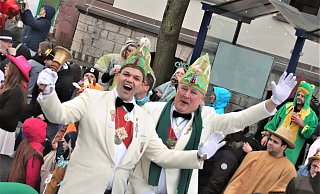 Beim jüngsten Rosenmontagszug fuhr der jetzige Ehrenpräsident Dominik Thiet (l.) noch mit Matthias Peine gemeinsam im Präsidentenwagen. - David Schellenberg