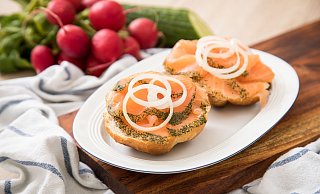 Der Eindruck täuscht: Graved Lachs wird gar nicht geräuchert, sondern ausschließlich gebeizt - das heißt mit Zucker, Salz und Gewürzen eingerieben. - Christin Klose/dpa-tmn
