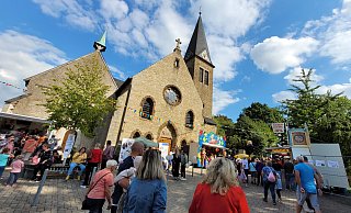 Weit mehr als ein Dorffest: Der Kilver Markt lockt zahllose Besucher auf den Platz und in die kleinen Gassen rund um die Michaelkirche in Westkilver. - Gerald Dunkel