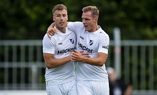 Punkt zum Auftakt: Rick ten Voorde (l.) nach seinem Elfmetertor zum 1:0 mit Tobias Reithmeir. Nach dem 1:1 im Heimspiel gegen Preußen Münster soll nun der erste Dreier her. - Noah Wedel