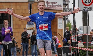 Sieger Niklas Drunagel (SV Brackwede) beim Zieleinlauf des Böckstiegellaufes in Werther. - Gunnar Feicht