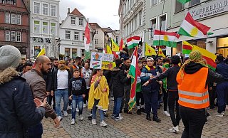 Etwa 400 überwiegend kurdischstämmige Demonstranten sind in der Mindener Innenstadt unterwegs. - Sebastian Radermacher