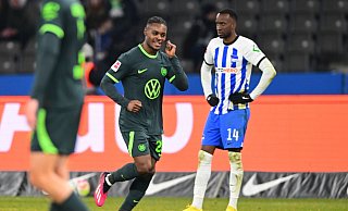 Der Wolfsburger Ridle Baku (M.) ist derzeit gut in Form. - Soeren Stache/dpa