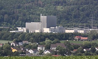 Nur die Weser trennt das geplante Atommüll-Bereitstellungslager vom steil aufragenden Mühlenberg. Dieser Prallhang verschärft in den Augen der Bürgerinitiative Atomfreies 3-Ländereck das Hochwasser-Risiko. - Torsten Wegener