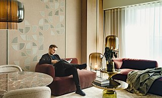 Produktdesigner Sebastian Herkner über einen neuen Trend: „Long and Short Stay Apartments sind ein aktuell spannendes Thema, wenn man sich die Wohntürme in Städten wie New York anschaut – oder auch wie bei dem Projekt in Frankfurt, bei dem ich involviert war –, in denen großzügige Gemeinschaftsräume ein Gegengewicht zu den meist recht kleinen Apartments bilden und dabei ein ganz neues Lebensgefühl fördern." - Commerz Real