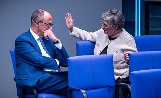 In der vergangenen Woche sprach Friedrich Merz, CDU Bundesvorsitzender und CDU/CSU Fraktionsvorsitzender in den hinteren Sitzreihen im Bundestag mit Britta Haßelmann, Co-Vorsitzende der Fraktion von Bündnis 90/Die Grünen. (Archivbild) - Michael Kappeler/dpa
