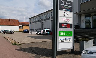 Im einem Kellerbereich dieses Gebäudekomplexes an der Königstraße hat die Polizei am Dienstag eine Drogenplantage ausgehoben. - Nicole Bliesener