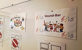 An dieser großen Themenwand können die Kinder durch das Platzieren ihres individuellen Magneten angeben, wie sie ihre Betreuungszeit verbingen möchten. - Madita Schellenberg