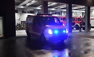 Mit Blaulicht zieht der Löschzug Kaunitz, mit allen Fahrzeugen vom alten in das neue Feuerwehrgerätehaus. - Andreas Eickhoff
