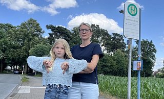 Nele (10, links) und Mutter Anja Siegfried aus Senne finden die neuen Busfahrpläne gar nicht gut. Wie viele andere Kinder und Jugendliche, die in Brackwede zur Schule gehen, kann Nele den Schulbus nur morgens nutzen. - Dana Thoeren
