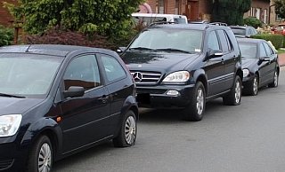 Wie an diesen drei Autos wurden an vielen weiteren Fahrzeugen die Reifen zerstochen. - Polizei Minden-Lübbecke