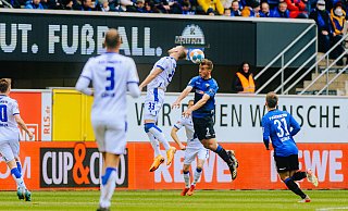 SCP-Routinier Uwe Hünemeier, der in dieser Szene das Kopfballduell gegen KSC-Akteur Philipp Hofmann gewinnt, sah kurz nach der Pause die Rote Karte. - Besim Mazhiqi