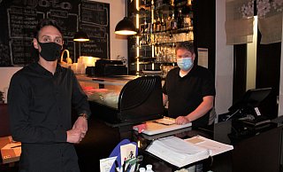 Kurz vor 16 Uhr sind die Mitarbeiter Patrick Wille (v.l.) und Peter Spreier von Kyoto Sushi Bar dabei, alles für die tägliche Öffnung vorzubereiten. Die Öffnungszeiten sollen auch im November die gleichen bleiben, nur dass die Gäste dann ihr Sushi mit nach Hause nehmen müssen. - Anastasia von Fugler