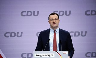 Gesundheitsminister Jens Spahn wurde mit einem eher magreren Ergebnis zu einem von fünf Stellvertretern gewählt. - Foto: Michael Kappeler/dpa