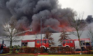 Die Feuerwehr musste am Dienstag einen Großbrand bei einem Möbelhersteller in Rietberg-Neuenkirchen bekämpfen. - Birgit Vredenburg