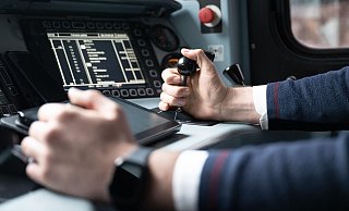 Insbesondere im operativen Bereich sucht die Bahn weiterhin Personal - und stellt nun trotz Krise Tausende Auszubildende ein. (Archivbild) - Sebastian Kahnert/dpa