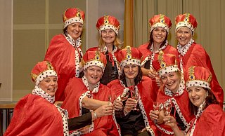Schon mit einem Gläschen Wasser können sie fröhlich sein. Die Theatergruppe „Crazy Chicks" mit Bernadette Lange (hinten, v.l.), Claudia Pollmeier-Schaumann, Nicole Mende und Susanne Ostheider sowie Maria Potthoff (vorne, v. l.), Simone Geiping, Simone Grieß, Susanne Niebiossa und Stefanie Erichlandwehr. - Matthias Kleemann